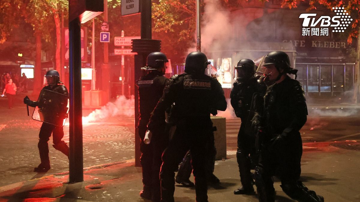 巴黎警方表示,今天已在市區拘留79人,其中45人遭正式羈押。(圖/達志影像美聯社)