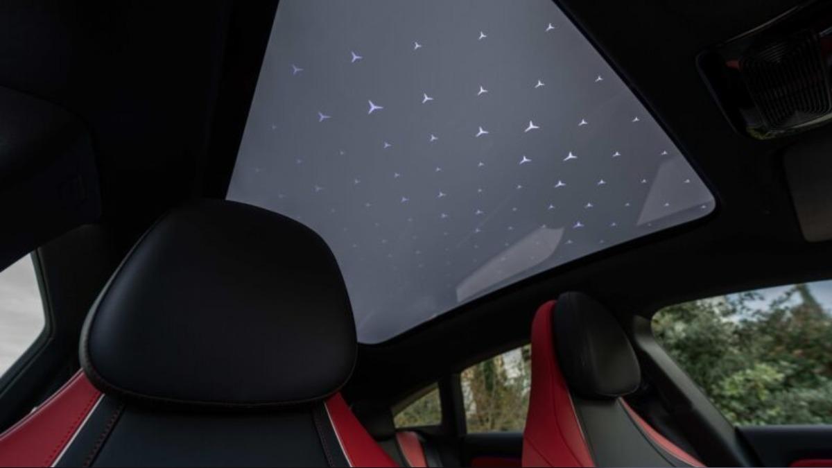 全景式玻璃車頂加入能與車內氣氛燈連動的158顆星型圖樣。(圖/Mercedes-Benz提供)