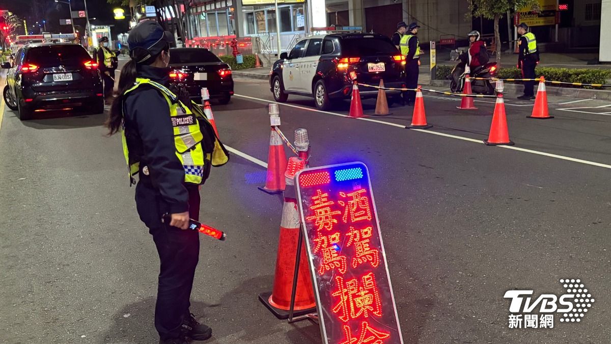 警方實施毒駕、酒駕攔檢。(圖/TVBS)