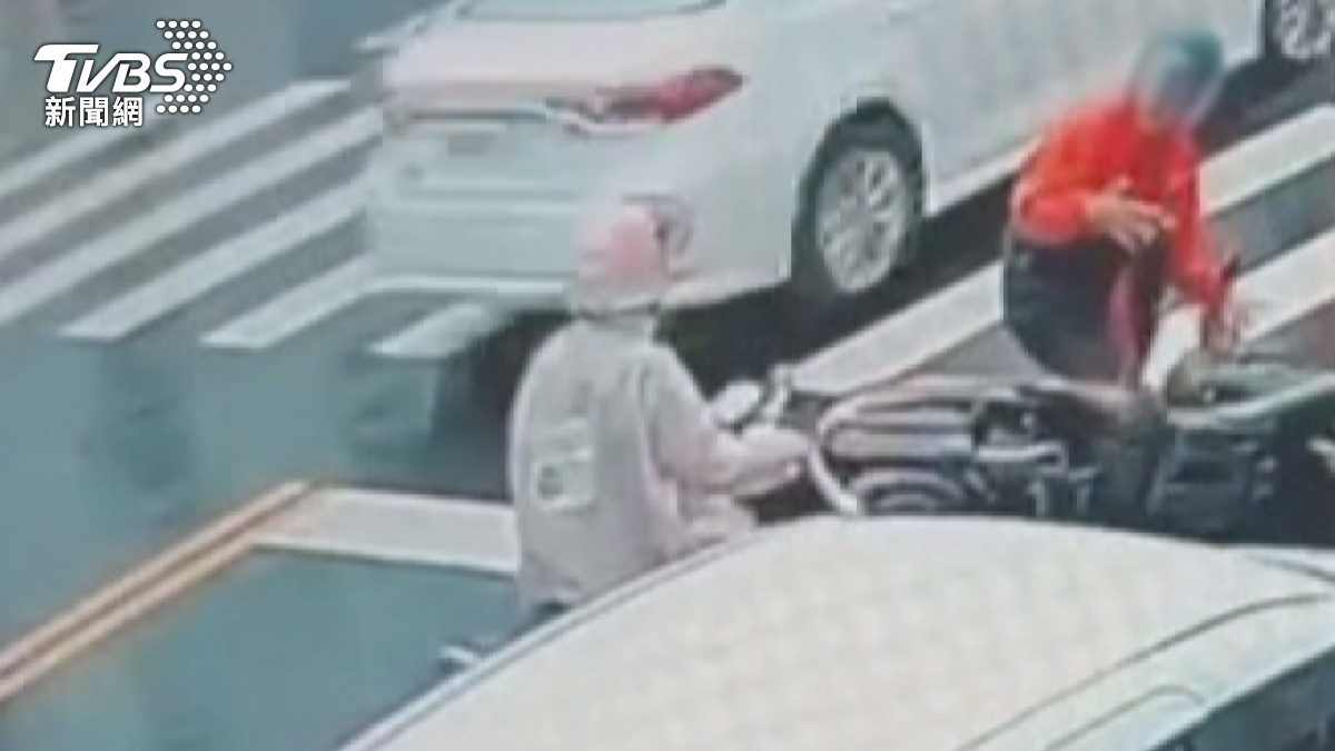 台南一名侯姓男子半年內發生12起車禍，頻繁的事故紀錄引起警方注意，男子刻意製造的假車禍，專挑有小違規的駕駛下手騙和解金。（圖／TVBS）