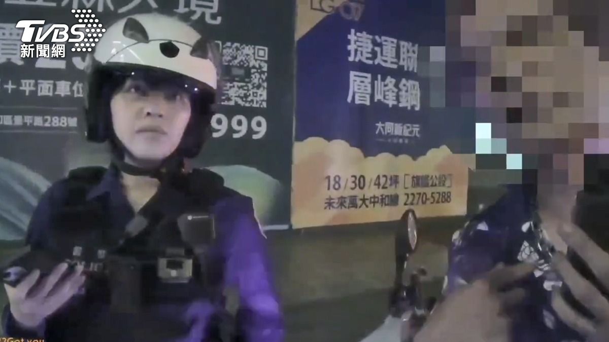 騎士不滿無故遭攔查,和員警當街起口角,分局強調依法執勤。 (圖/TVBS)