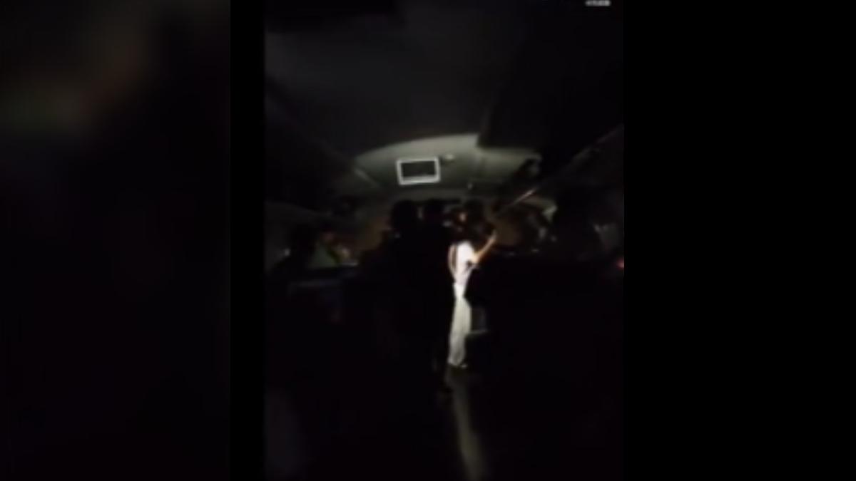 大陸高鐵一列車受困隧道內，燈光全無、也沒有冷氣，外頭30幾度高溫，把乘客都給悶壞了。（圖／微博）