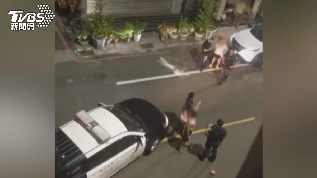 警方到場後了解事件經過,林姓男子因遺產分配問題情緒失控,持球棒狂敲砸奶粉洩憤。(圖/民眾提供)