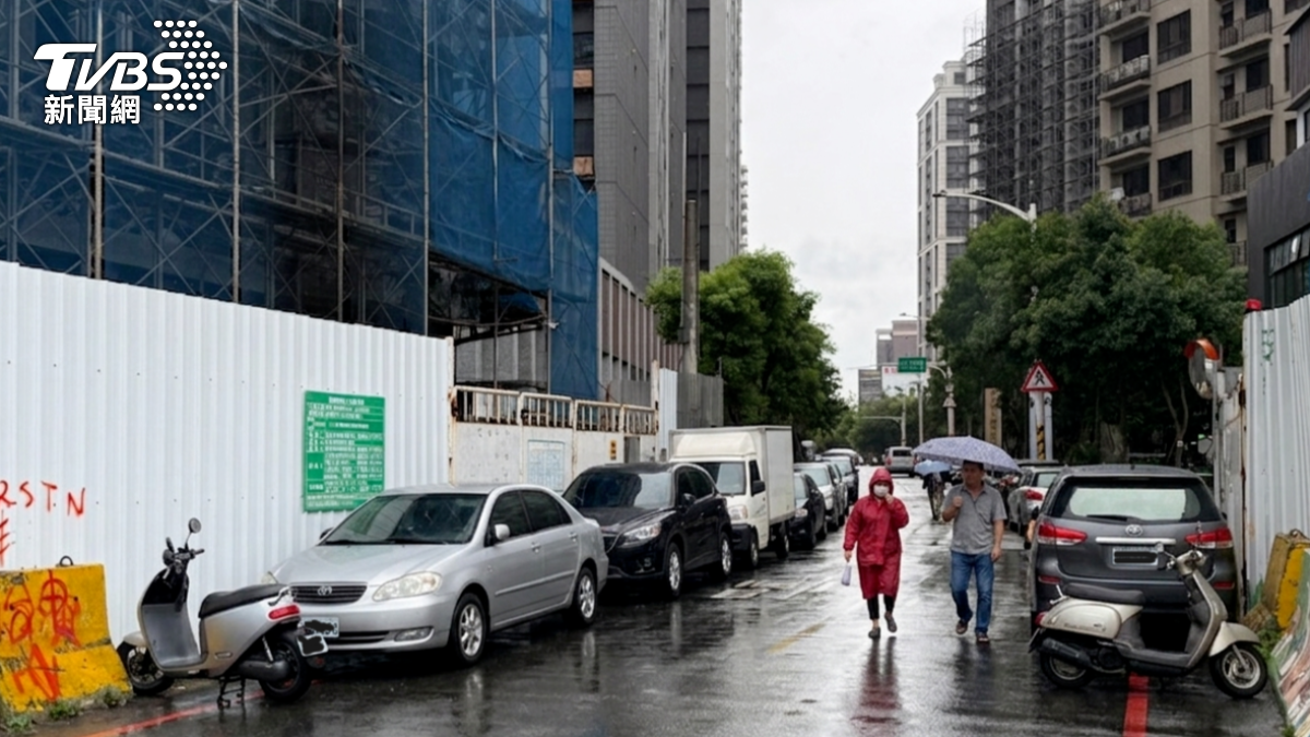 過去常見工地圍籬逼近車道,若周邊再有車輛停放,行人往往被迫走到馬路上。(圖/桃園市建管處)