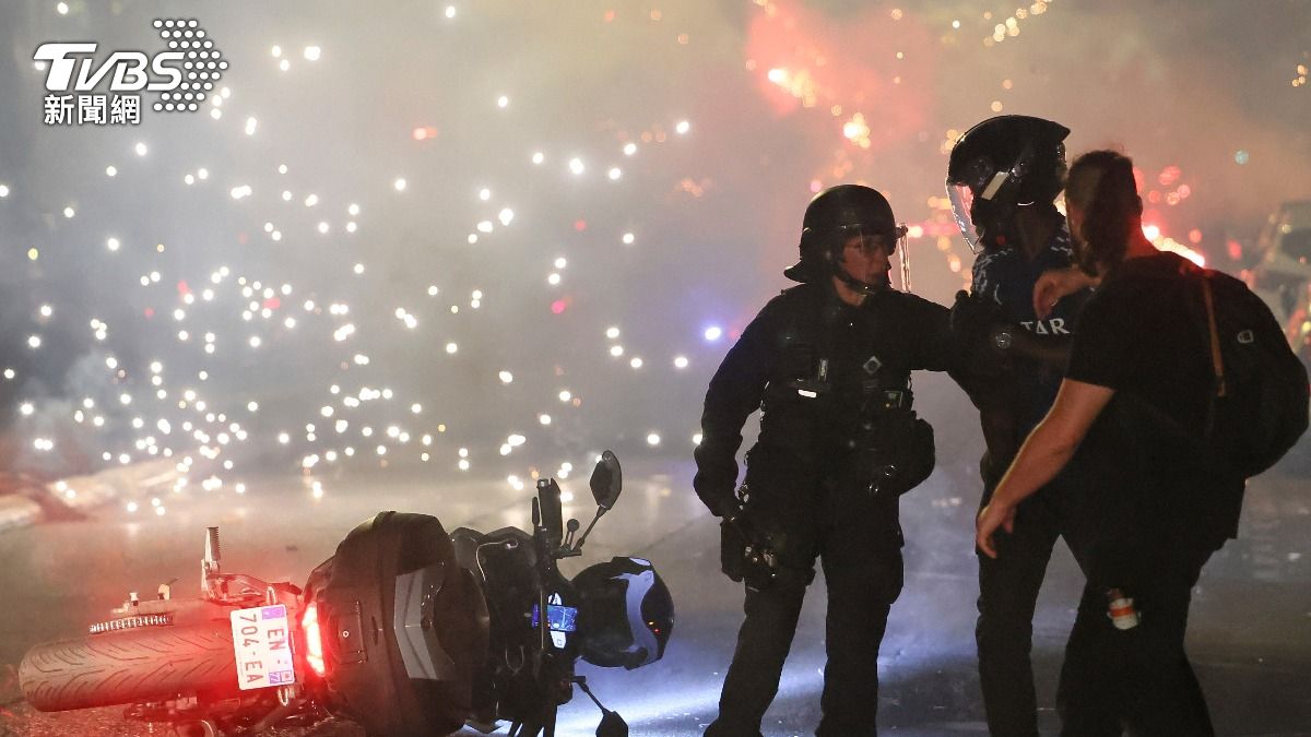 巴黎聖日耳曼歐冠盃2連霸,巴黎歡慶期間爆發衝突。(圖/達志影像美聯社)