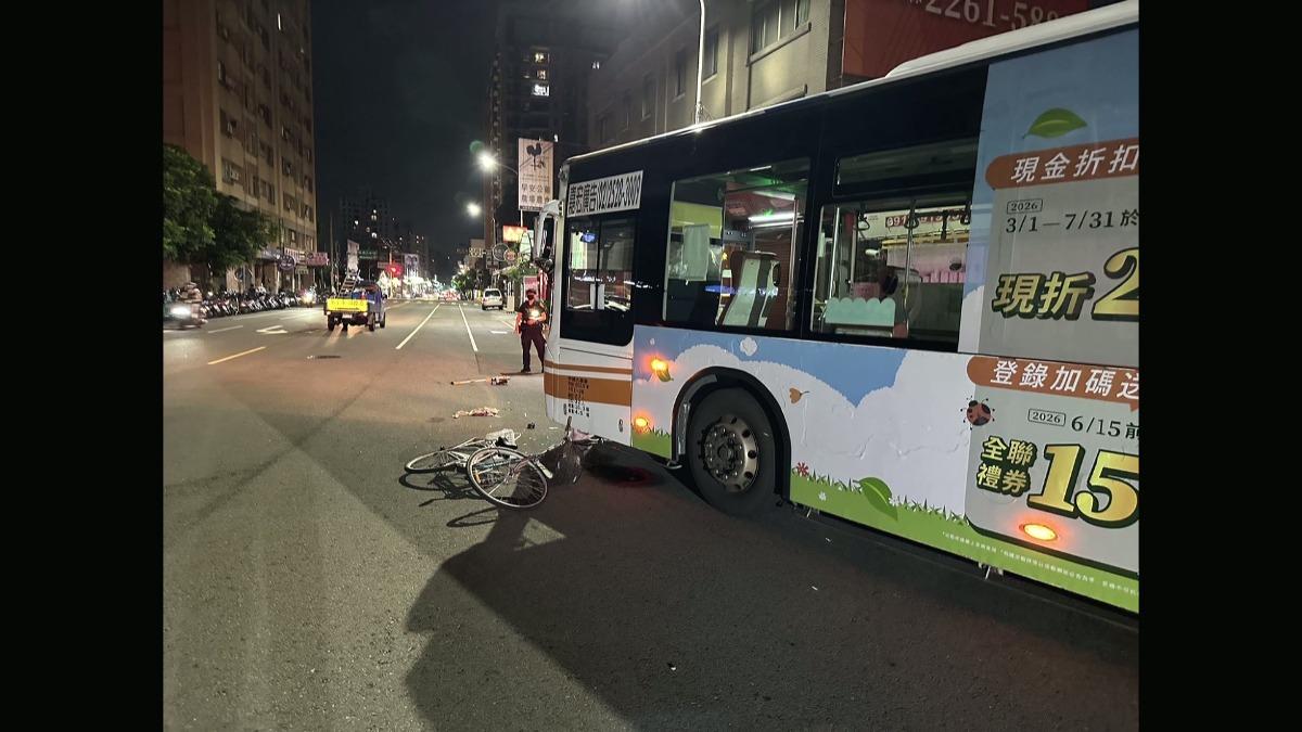 8旬婦騎單車遭公車撞飛!「卡輪下滿地血」搶救中。(圖/民眾提供)