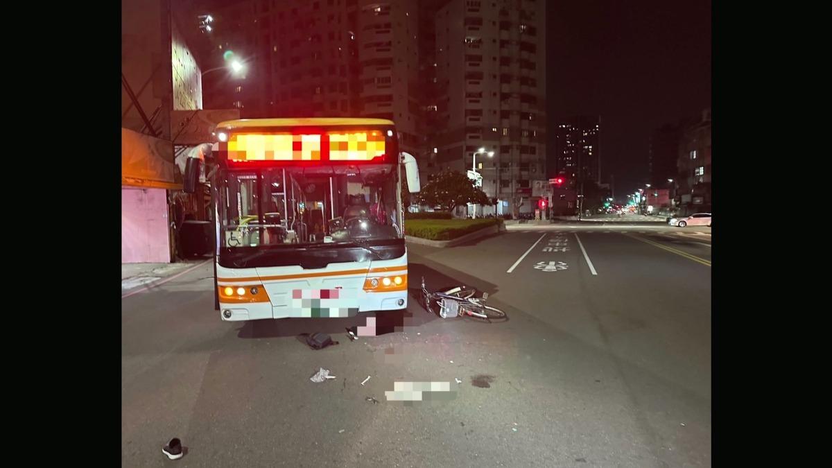 公車轉彎未減速直撞!80歲婦「頭部重創」命危搶救。(圖/民眾提供)