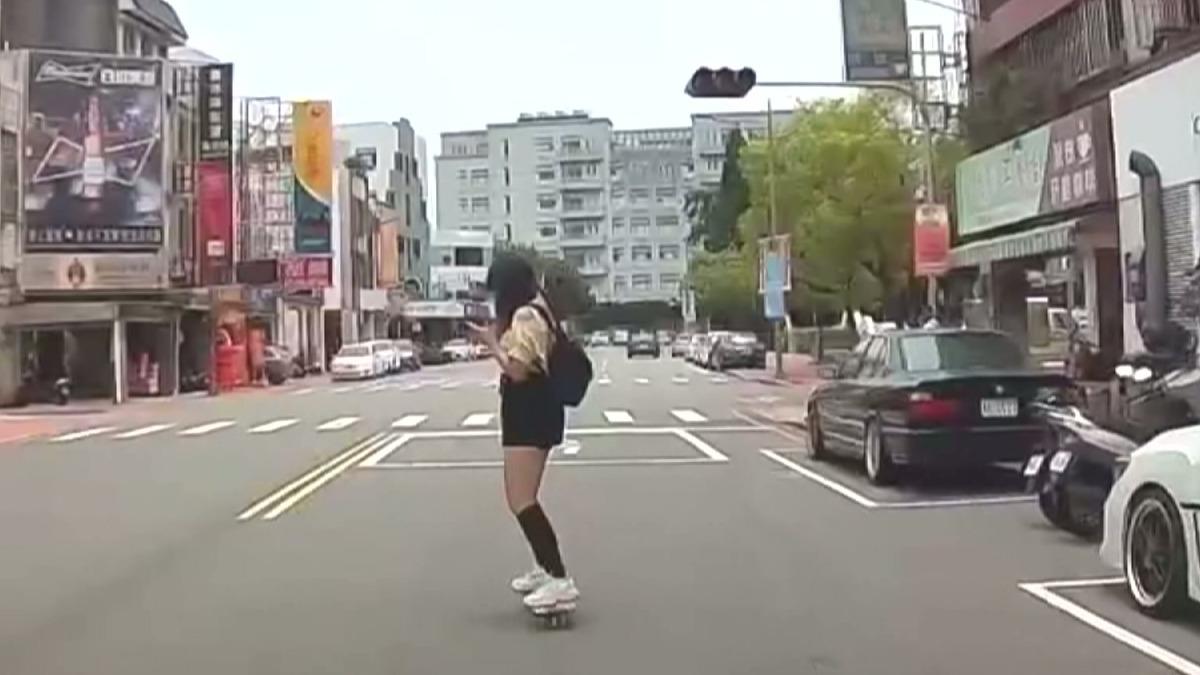 苗栗女踩蛇板「路中央滑手機」!白天晚上都出沒 網酸滑板一姐。(圖/FB 苗栗人大小事)