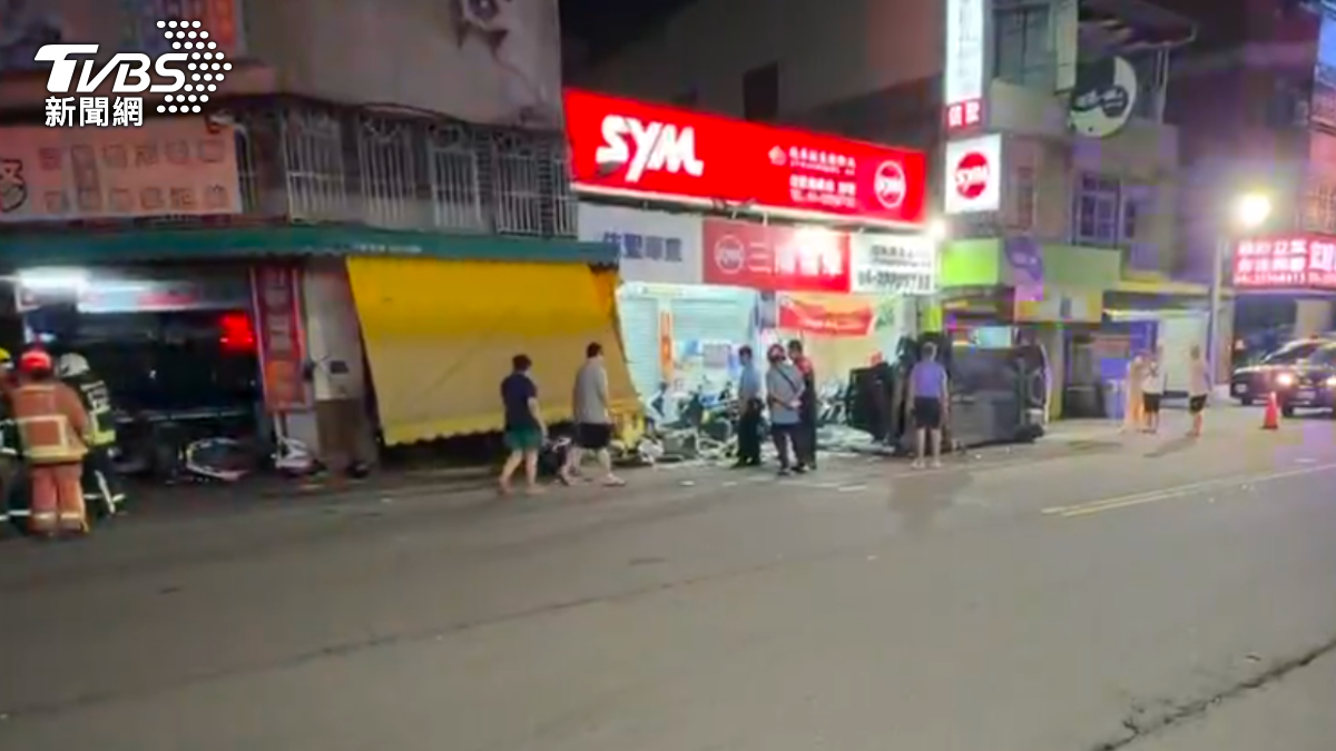 事故現場一片混亂,一名男騎士遭撞送醫不治。(圖/TVBS)