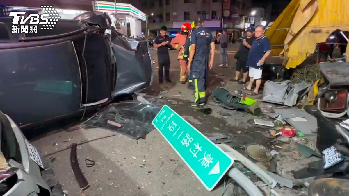 肇事車輛當場噴飛側翻。(圖/TVBS)