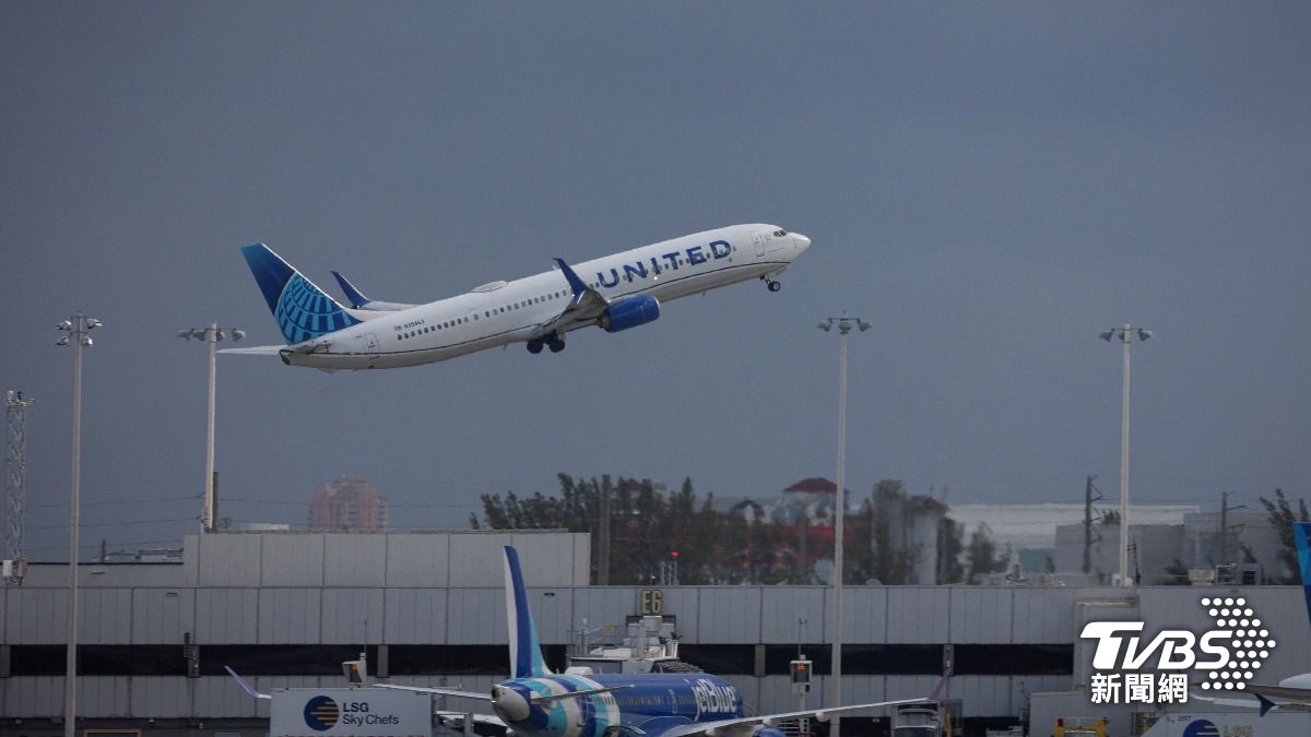 聯航客機爆乘客試圖「強闖駕駛艙」 全機153人緊急迫降