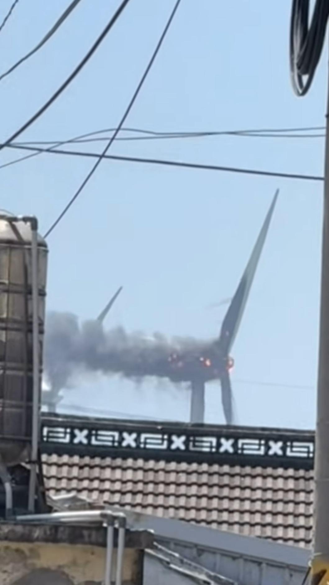 由於位在高空的風機機艙起火,有民眾在遠處即可看見長長黑煙。(圖/Threads xinyum授權)
