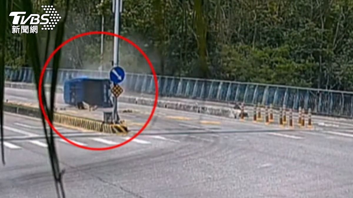 老翁疑似車速過快,恍神失控自撞。(圖/TVBS)