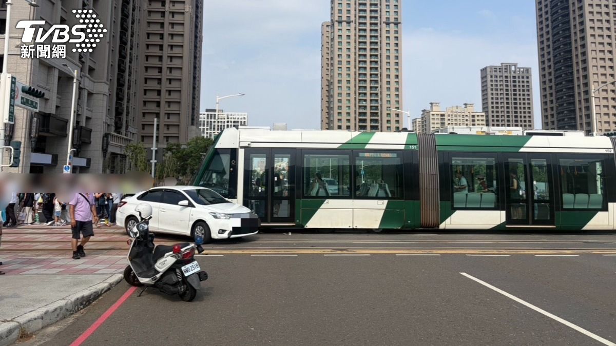 快訊/高雄輕軌攔腰猛撞違規轎車!車身爛如紙 列車緊急停駛