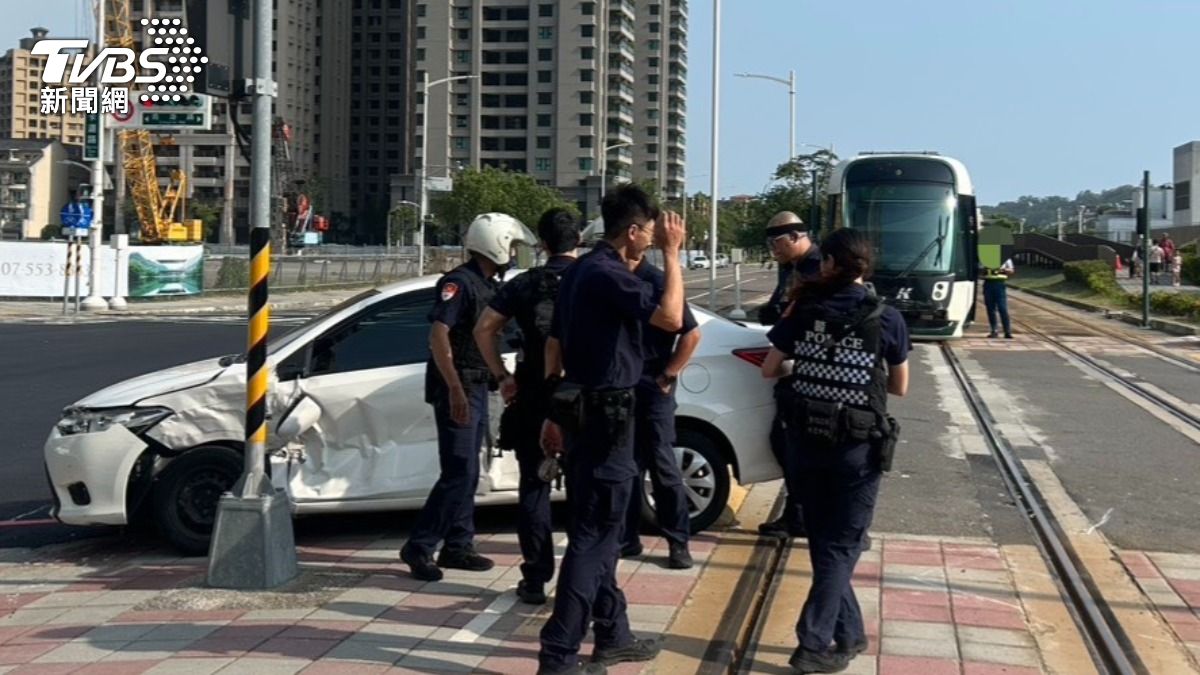 小客車被撞擊毀損。(圖/TVBS)