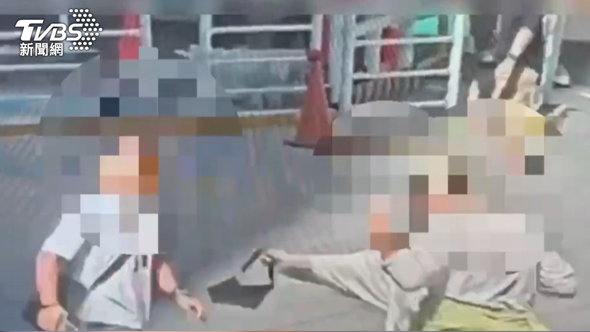 快訊／行兇畫面曝光！國父紀念館旁街頭砍人　男右手臂血流不止