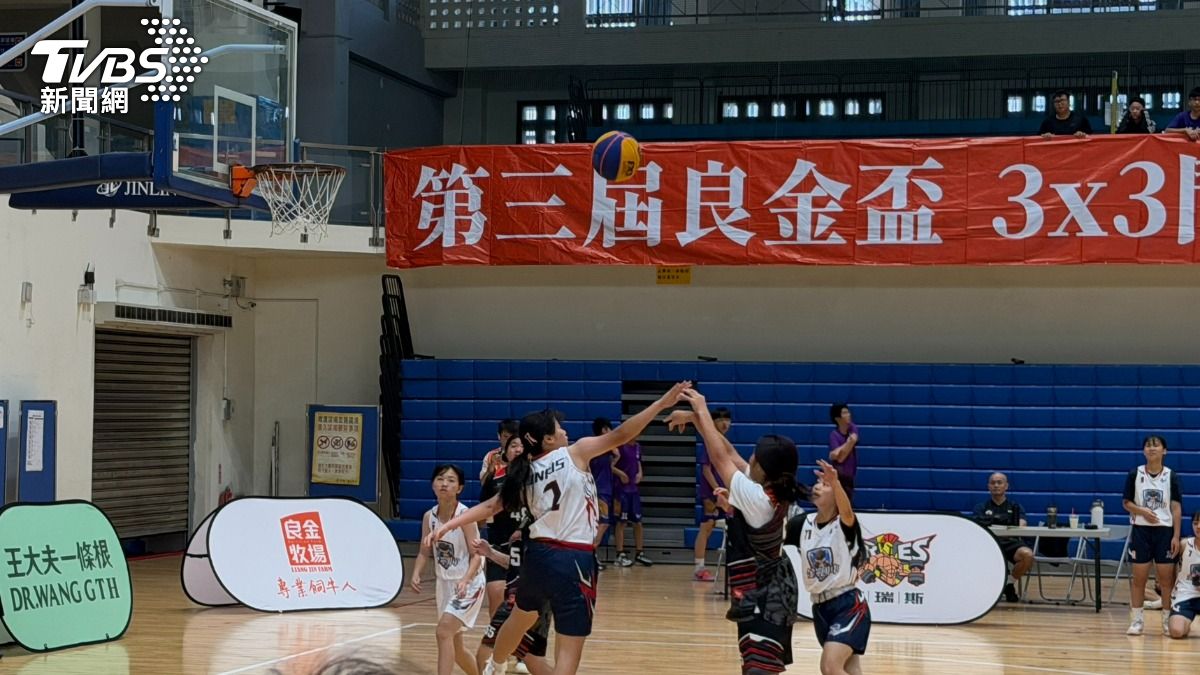 賽場上球員展現紮實基本功與拚戰精神。(圖/程子奕攝)