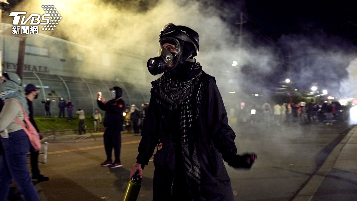紐澤西州移民拘留中心外頭爆發警民衝突。(圖/達志影像美聯社)