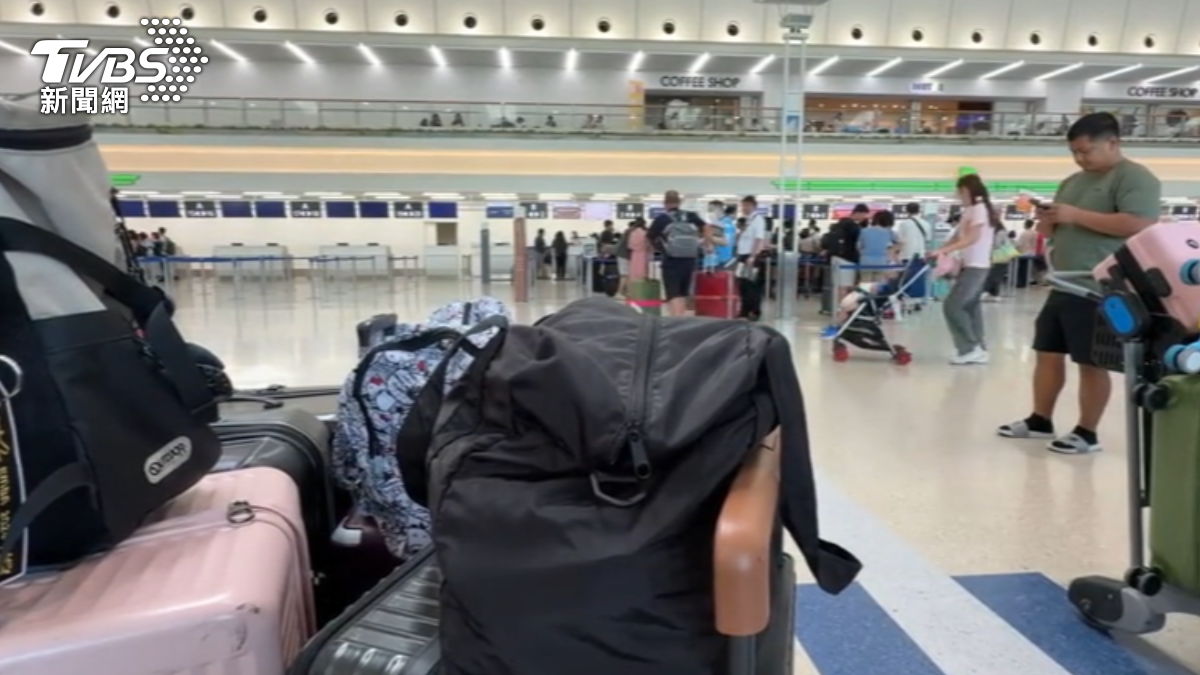 不少台灣旅客收到誤發訊息,趕來機場候補改票。(圖/TVBS)