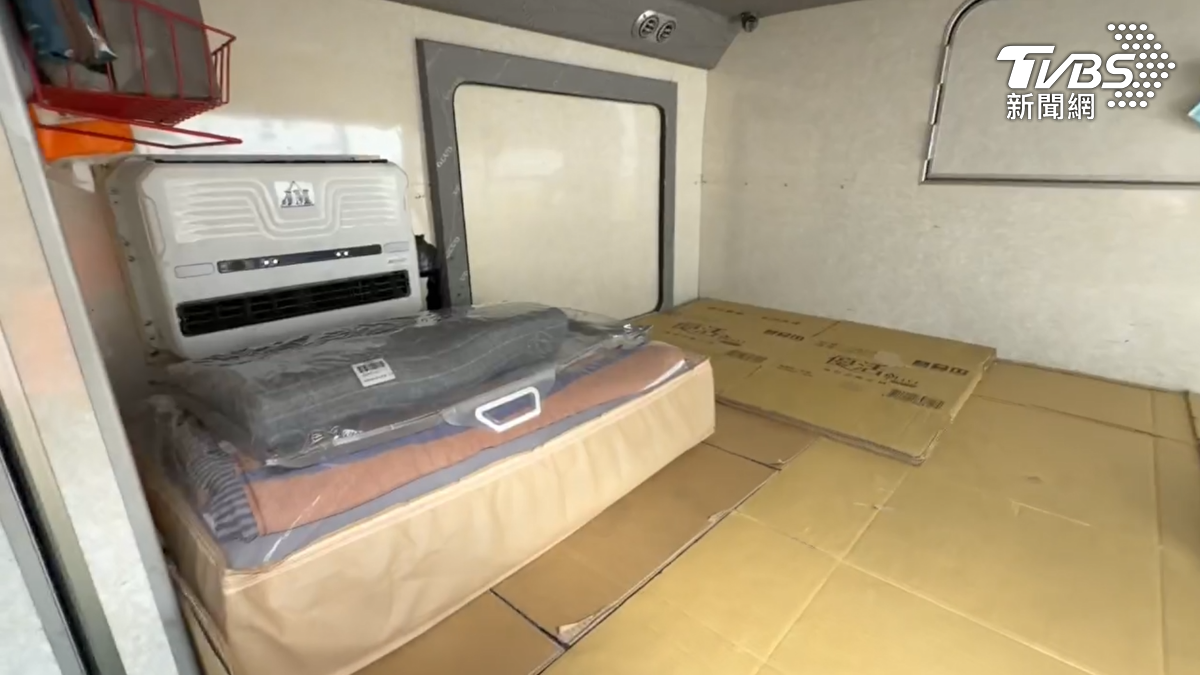 台東客運司機,長期面臨下班後「睡在車內」的窘境,末班車超過晚間10點才會抵達終點站,部分司機隔天又要發早車,駕駛只好窩在行李艙將就睡一晚(圖/TVBS)