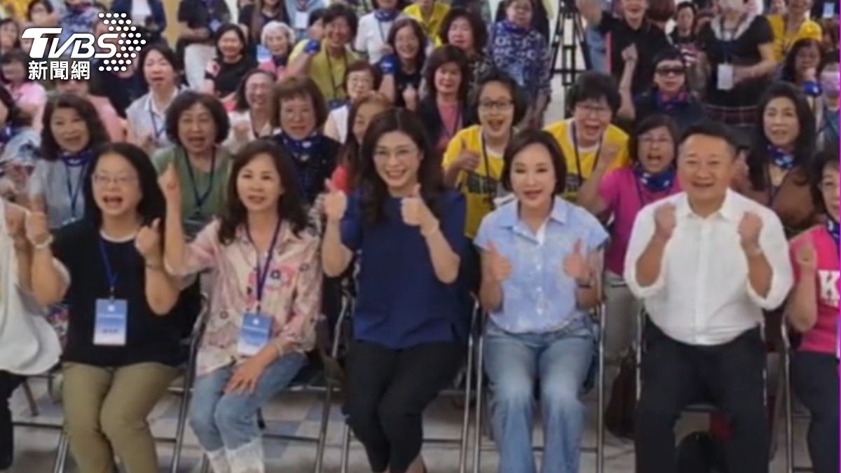 國民黨主席鄭麗文與高雄市長參選人柯志恩同台,在婦女營隊活動上,柯志恩特別喊話,國民黨沒有派系問題,大家都是中華民國派。(圖/TVBS)