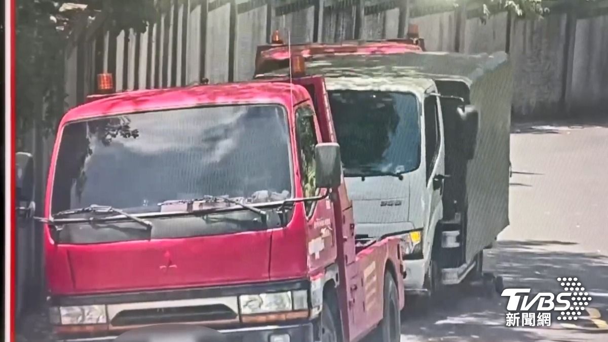 拖吊車執勤時不慎脫鉤,導致小貨車受損,車主指控業者竟先拖離現場才通知。 (圖/TVBS)