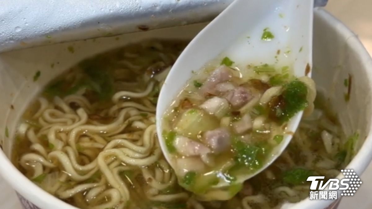 7-ELEVEN開賣芋頭肉燥湯麵。(圖/TVBS)