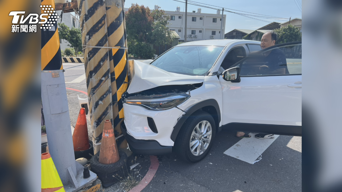 台南發生兩起車禍意外,一名魚販疑似補貨太累了,開到睡著,自撞電線桿,另一起事故在安南區男子喝完酒,停等紅燈時突然放開煞車撞到前方兩名女騎士(圖/TVBS)