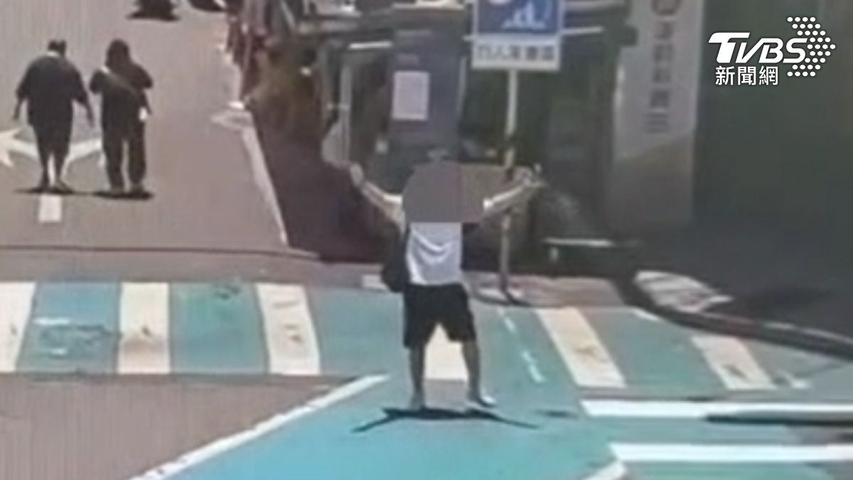 基隆廟口有人當街噴灑辣椒水，造成民眾打噴嚏、咳嗽、流鼻水。（圖／TVBS）