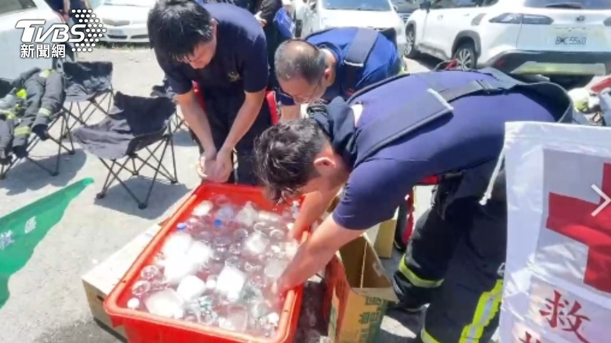 頂30多度高溫滅火!台中警消「體溫飆高」 雙手伸進冰桶急降溫