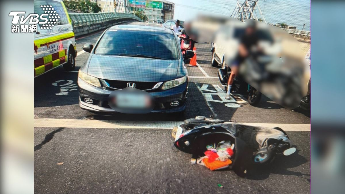 駕駛酒駕不只開到睡著,在路口停等紅燈,駕駛卻突然放掉煞車,導致轎車往前滑行,把前方輛部機車全撞倒(圖/TVBS)