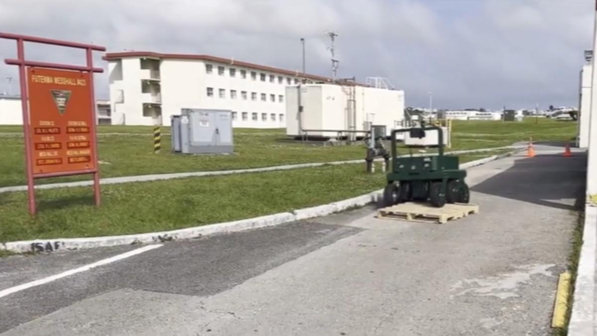 台灣製造的無人地面車成功突破,首度進駐駐日美軍沖繩普天間基地。(圖/LAKI)