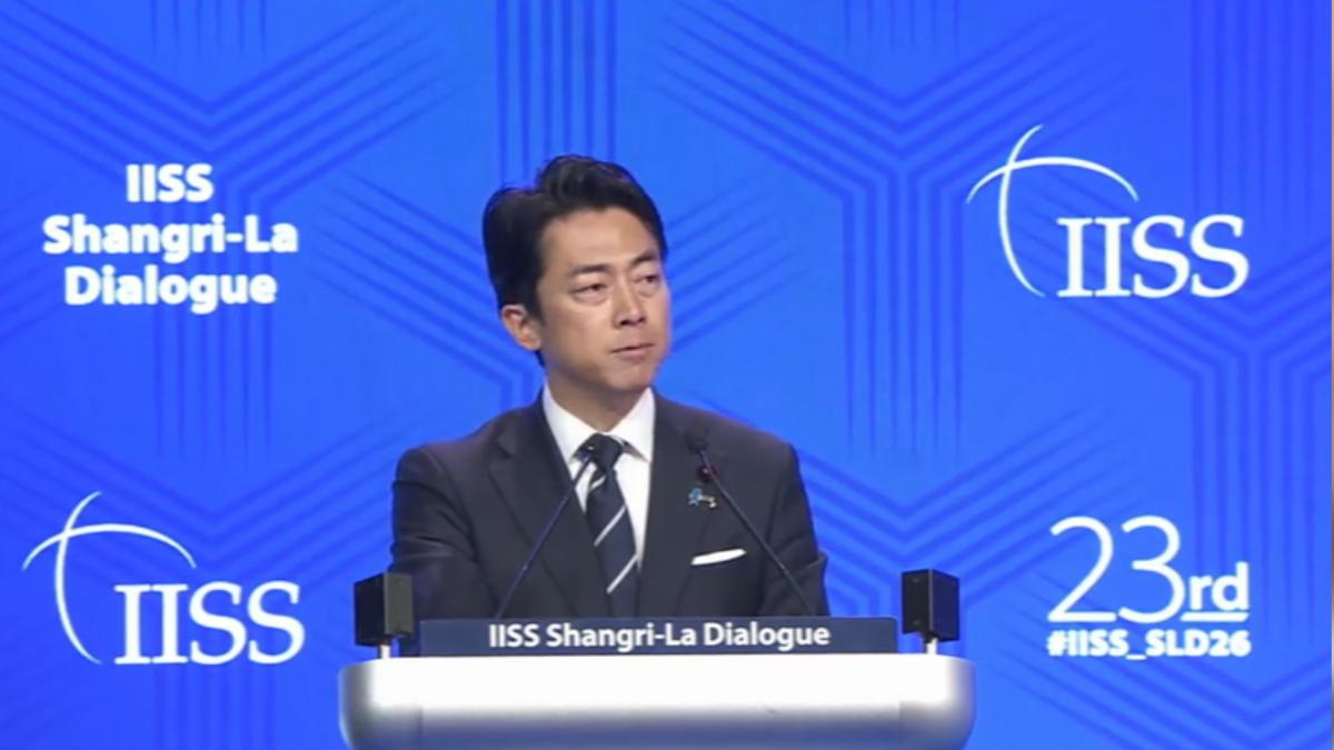 面對中共批評日本再軍事化,日本防衛大臣小泉進次郎在香格里拉對話強硬反擊。(圖/IISS)
