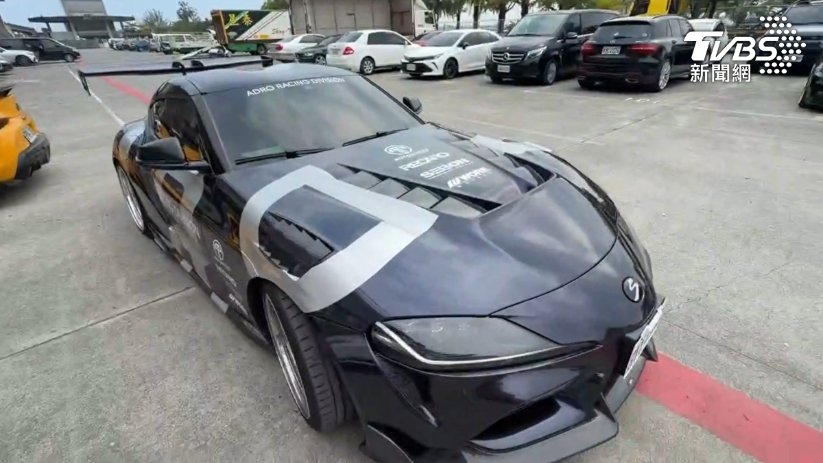 高雄街頭最近有民眾捕獲到外型帥氣的經典「牛魔王」跑車,在網路上引起討論,而車主現身大鵬灣參加破億級別的超跑車聚(圖/TVBS)