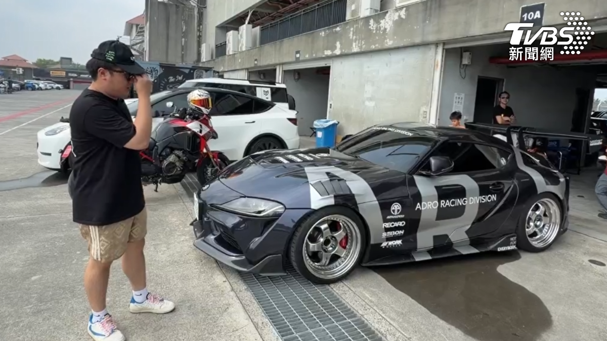 這輛經典的「牛魔王」Toyota GR Supra A90,車主砸下150萬重金改裝,除了碳纖維空力套件外,還加裝誇張的技型大尾翼(圖/TVBS)