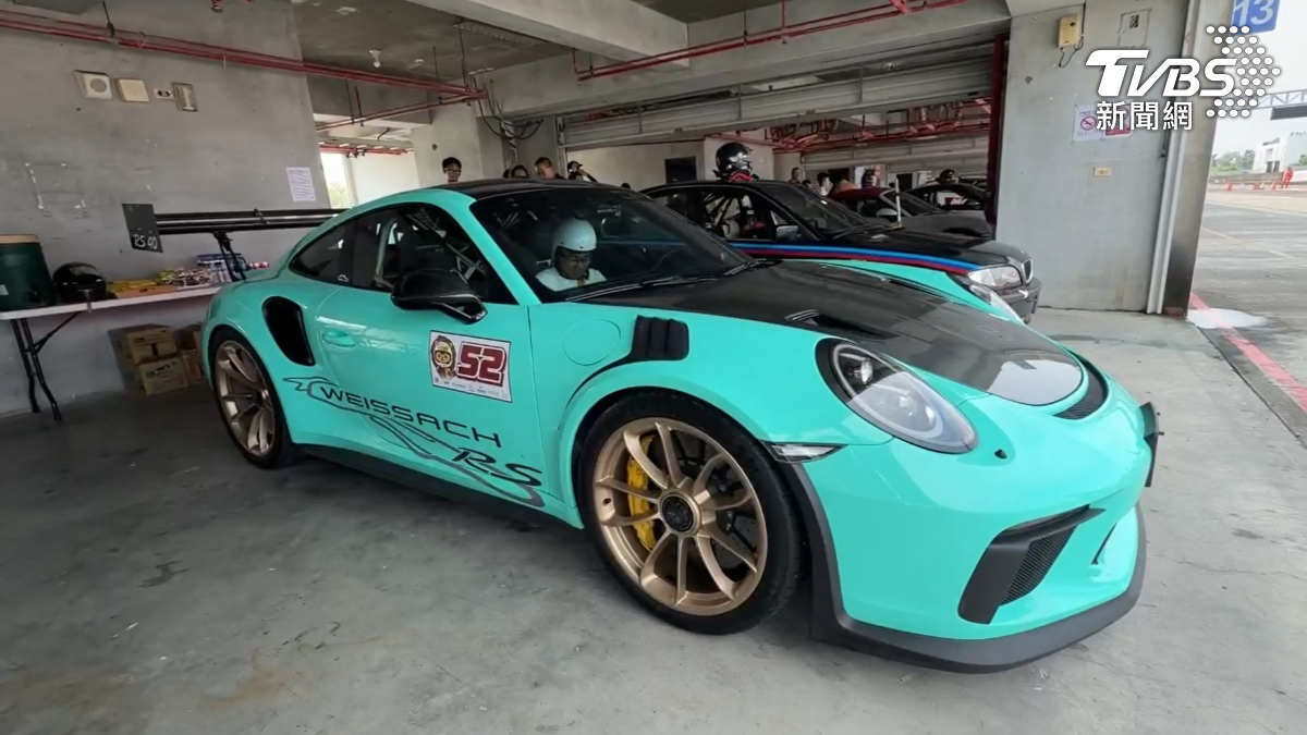 蒂芬妮綠的保時捷GT3 RS,光是新車價就要1500萬,車主為了把車子的性能拉到極致,豪砸近300萬改裝(圖/TVBS)