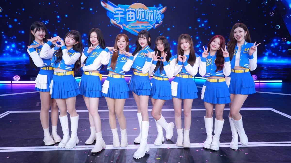 《宇宙啦啦隊》艾莉兒（左起）、叩叩、魚肉、靚靚、海莉、Lydia、慢慢、妃妃、紀欣伶成團出道。（圖／緯來電視網提供）