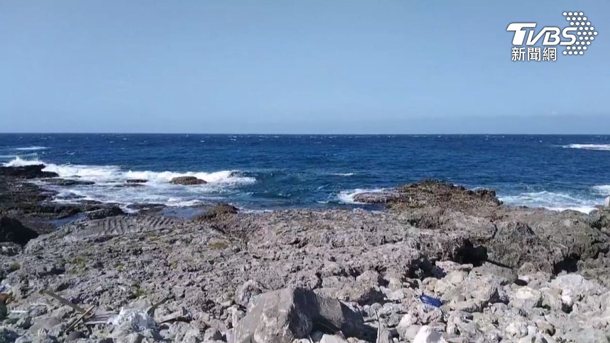 台東蘭嶼湧現長浪,氣象署觀測到3公尺的浪高,31號台東往返綠島、蘭嶼的飛機航班全數取消,而船班部分,業者提前通知綠島遊客清晨趕緊撤離(圖/TVBS)