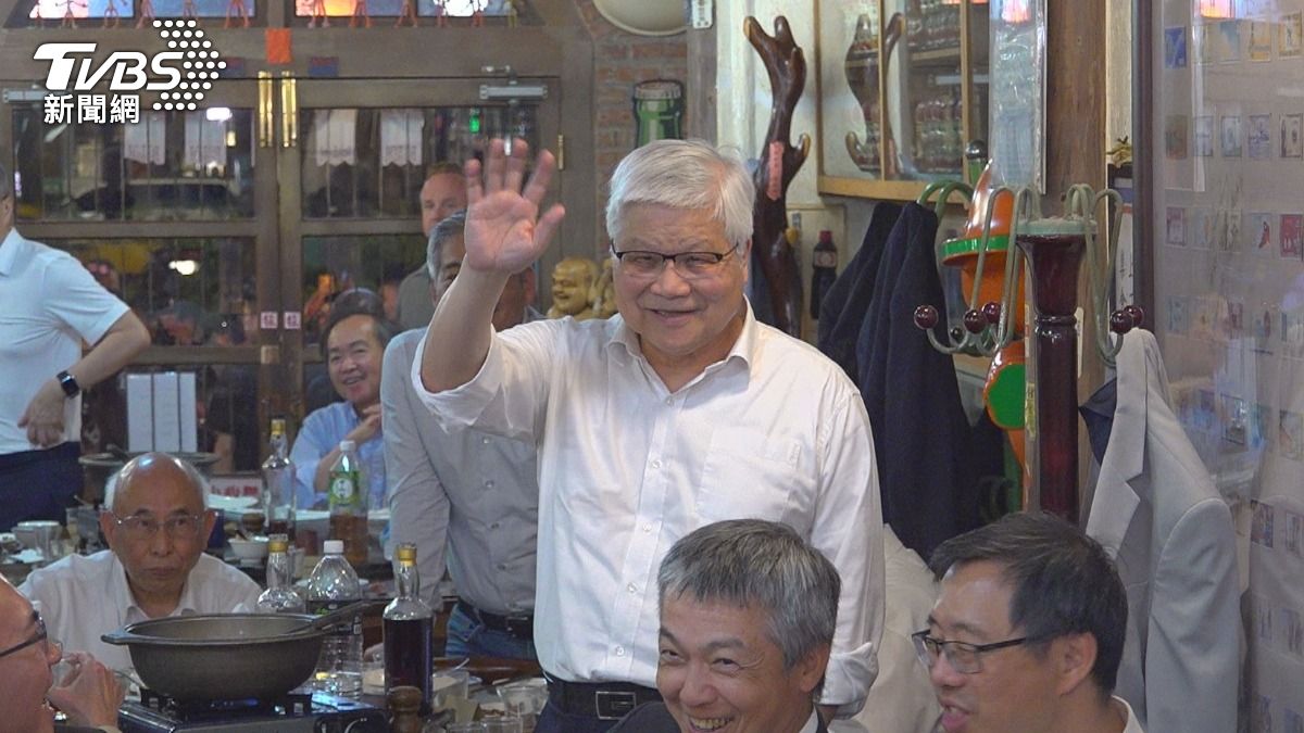 面對被黃仁勳點名「我們上電視了」，台積電董事長魏哲家親切起身靦腆互動。(圖／TVBS)