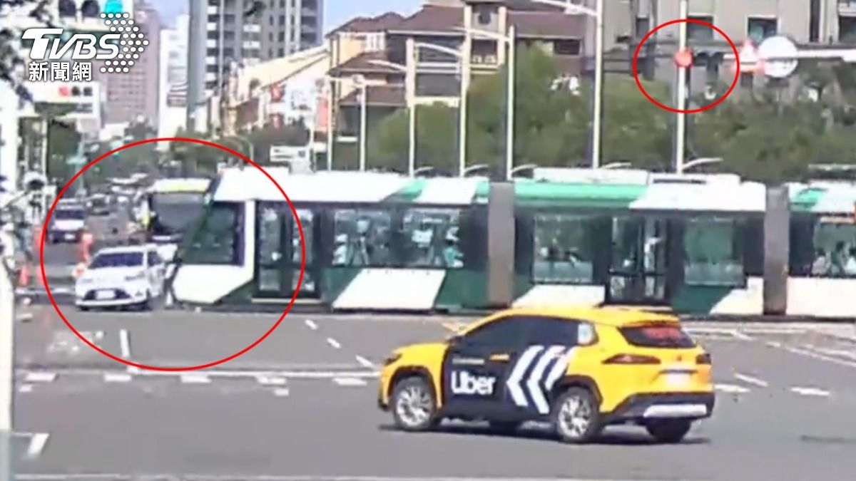 白色汽車女駕駛闖紅燈,害得輕軌煞車不及,直接攔腰撞上。(圖/TVBS)