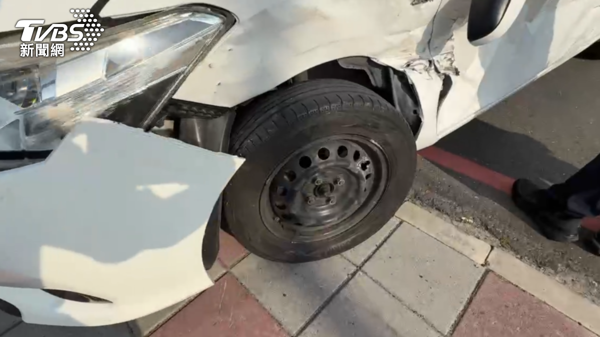 肇事車輛前保險桿撞毀,左側板金也凹陷,就連輪胎鋁圈都噴飛。(圖/TVBS)