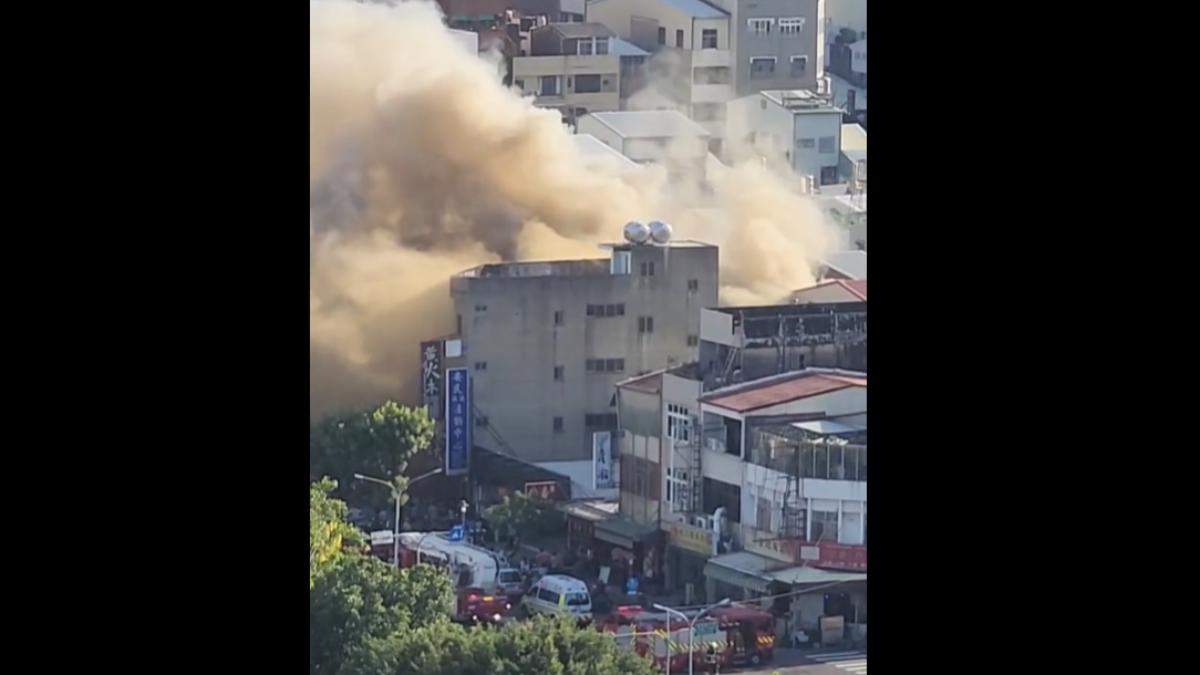 台南居酒屋圖竄火,濃煙如巨龍吞噬建築物,多部消防車到場灌救。(圖/攝自 mao_____1221)