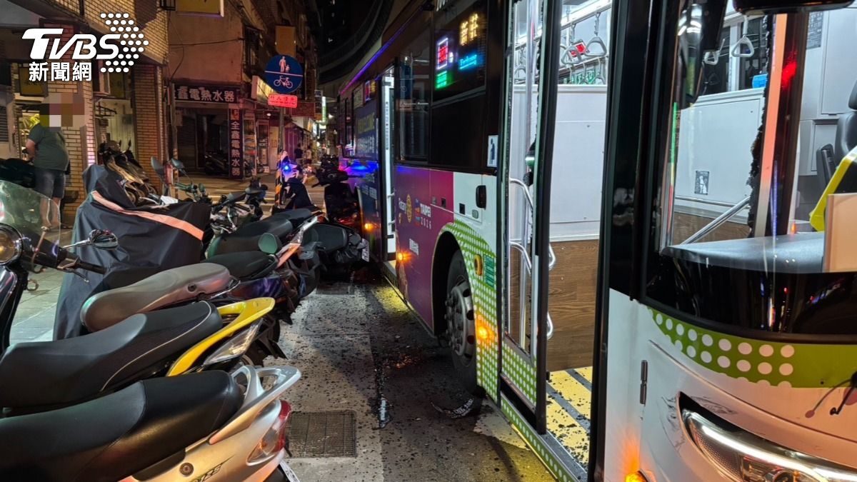 中和公車失控撞路邊7機車！車門玻璃全碎　疏散20乘客幸無傷
