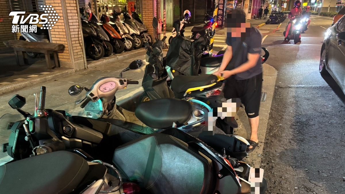 據公車司機自述，行駛過程中方向盤突然向右偏離，導致車輛失控擦撞路邊機車格內的7部機車。（圖／TVBS）