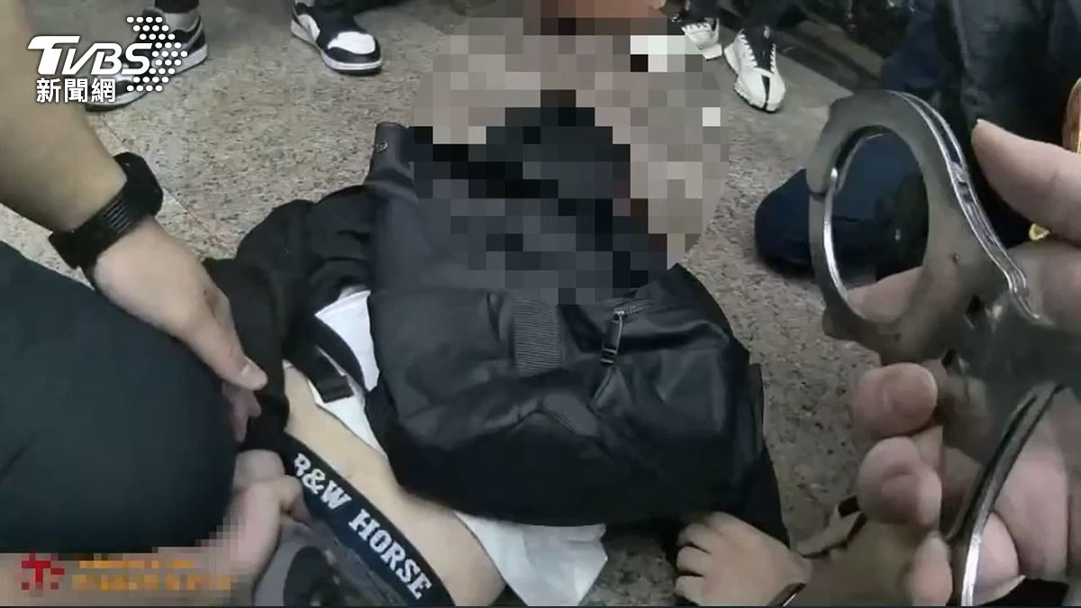 袁姓男子(48歲)撬開娃娃機台下的零錢箱行竊,未料行跡敗露,遭路過熱心民眾當場發現並合力壓制。(圖/TVBS)