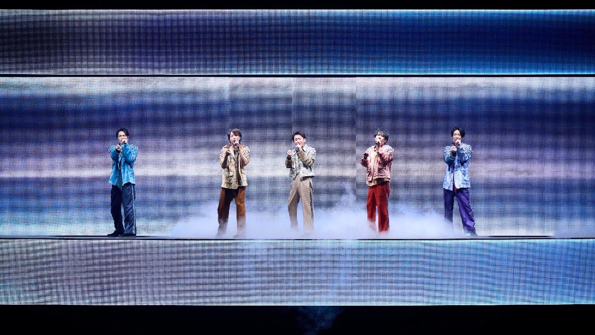 「嵐」演唱多首經典回憶殺,讓台下哭成一片淚海。(圖/翻攝自官方X)