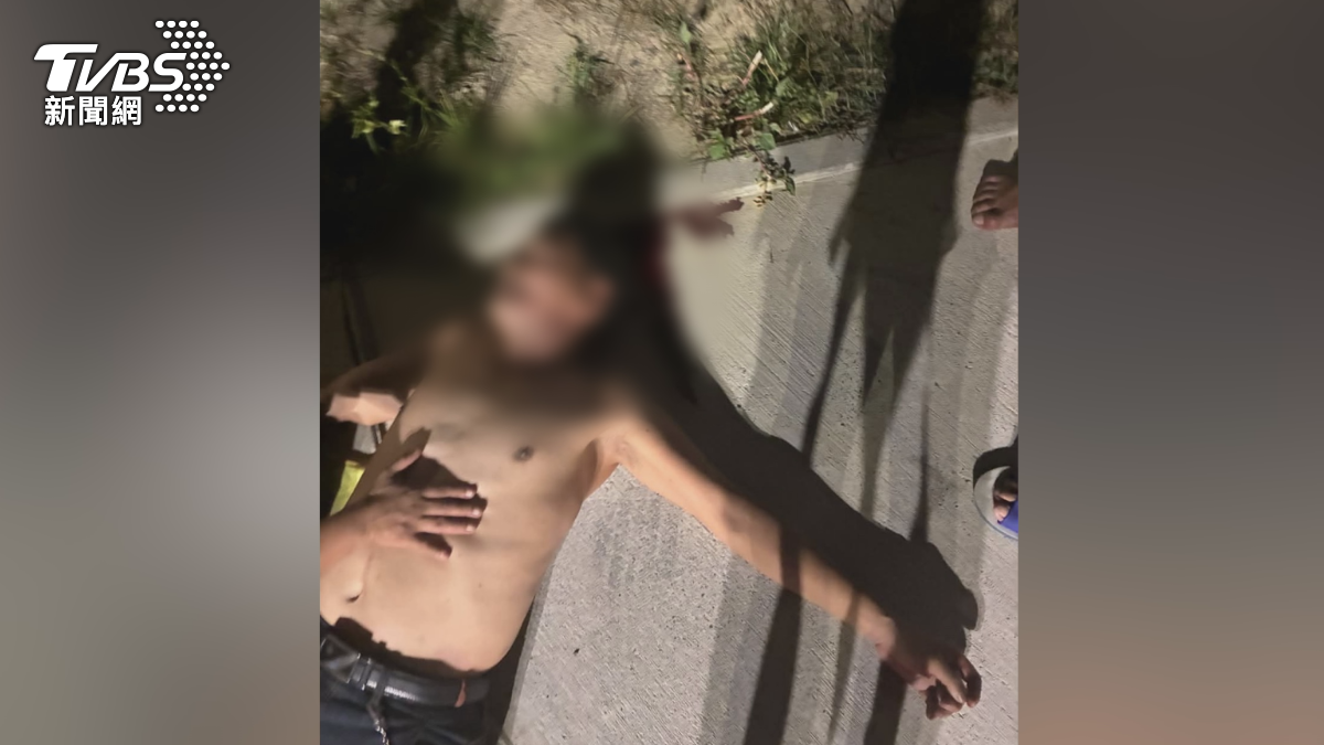 打赤膊男子揮動三角錐試圖抵擋,不料揮棒落空後重心不穩,整個人往後摔倒,隨即倒地不起。(圖/TVBS)