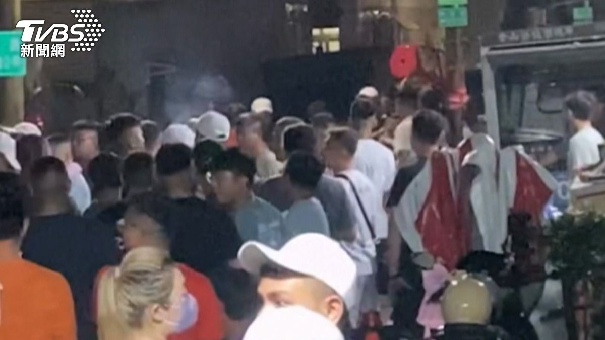 高雄小港區桂陽路昨天晚上(31日)舉行了廟會遶境活動,整條街擠得水洩不通,卻在人擠人的情況下演變成大亂鬥。(圖/翻攝Threads_Threads_x.y_71)