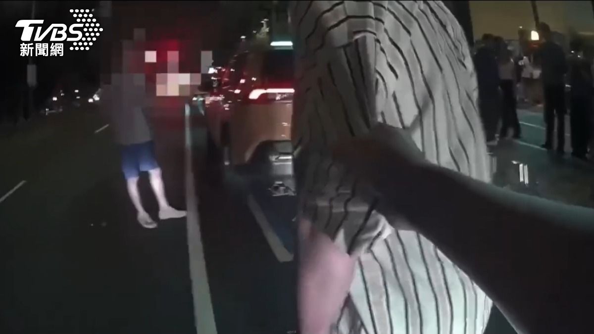 男子酒後不滿被請下車,與計程車司機爆發肢體衝突,警方到場將兩人隔開。(圖/TVBS)