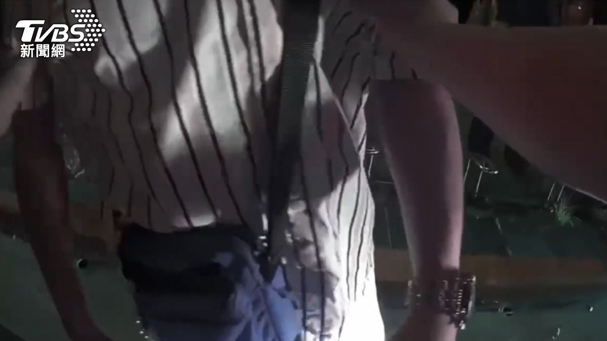 男子情緒激動警方依法管束,將其帶返派出所。(圖/TVBS)